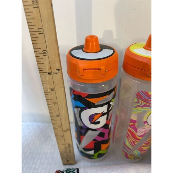 3 Gatorade cups plus towel Flip top multi-color - Picture 3 of 4